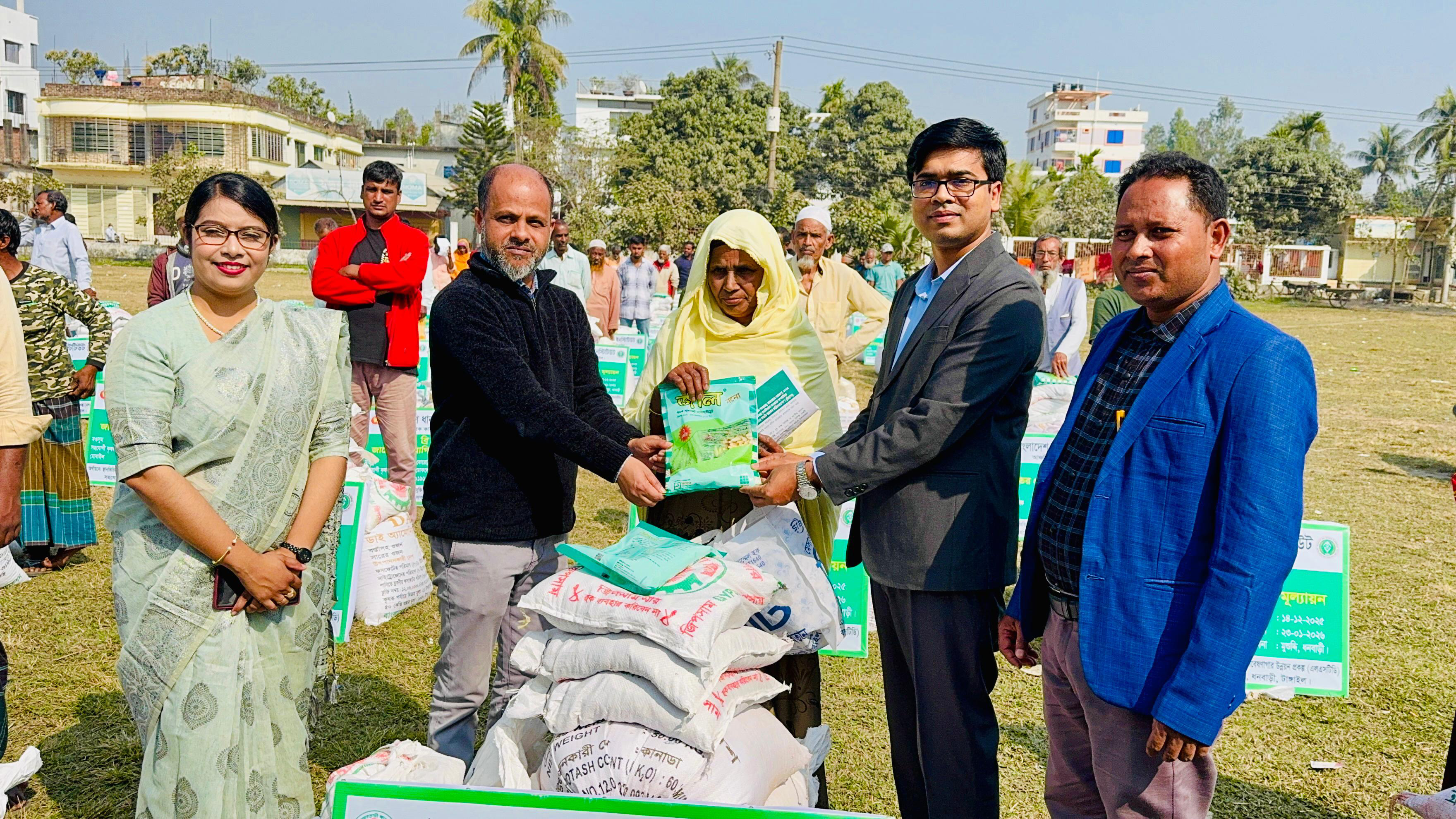 এলএসটিডি প্রকল্পের সহায়তায় ধনবাড়িতে কৃষি উপকরণ বিতরণ।