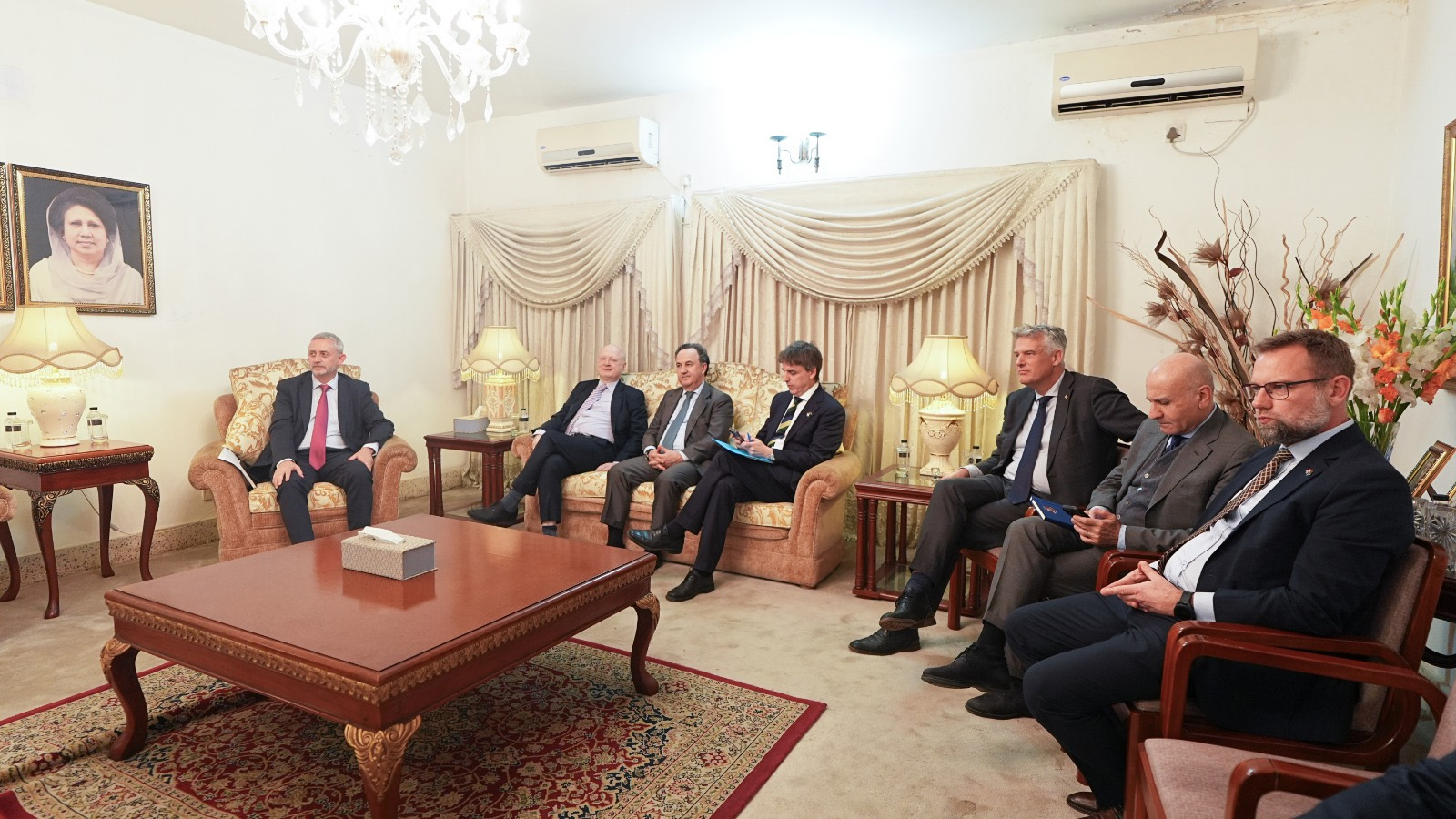 তারেক রহমানের সঙ্গে ইউরোপীয় ইউনিয়নভুক্ত দেশগুলোর রাষ্ট্রদূতদের বৈঠক।