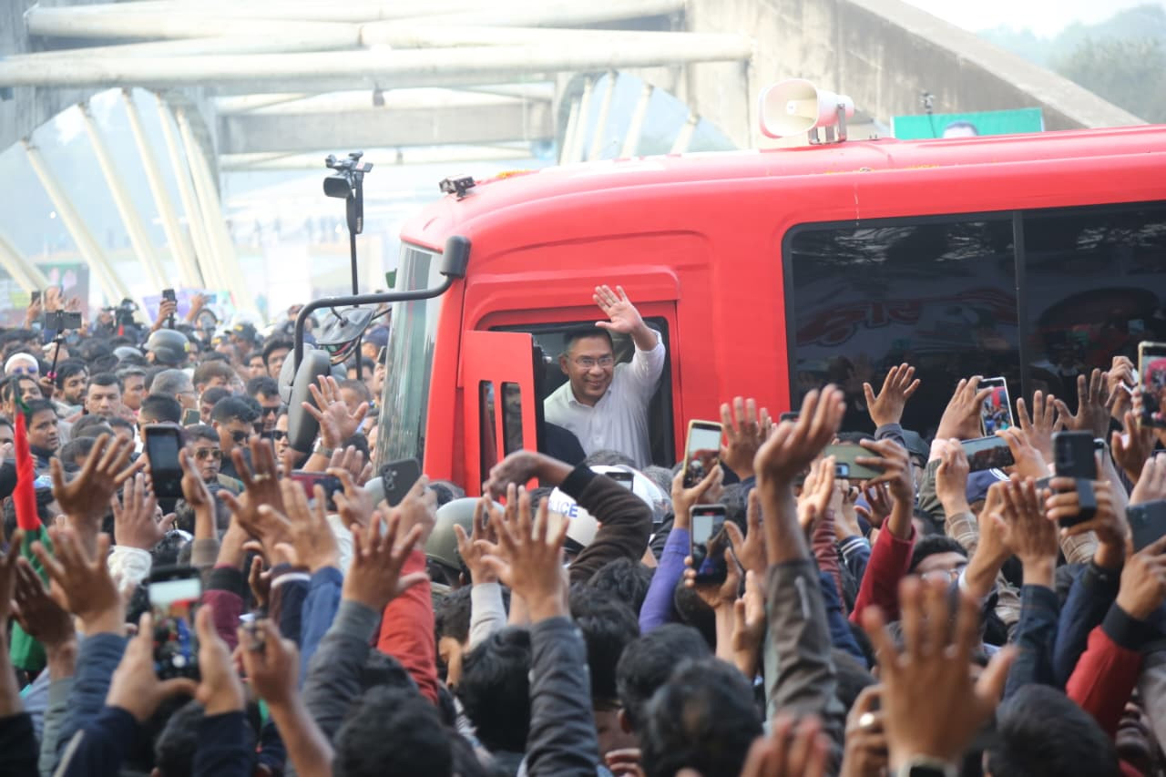 বাবা শহীদ রাষ্ট্রপতি জিয়াউর রহমানের সমাধিস্থলে তারেক রহমান।