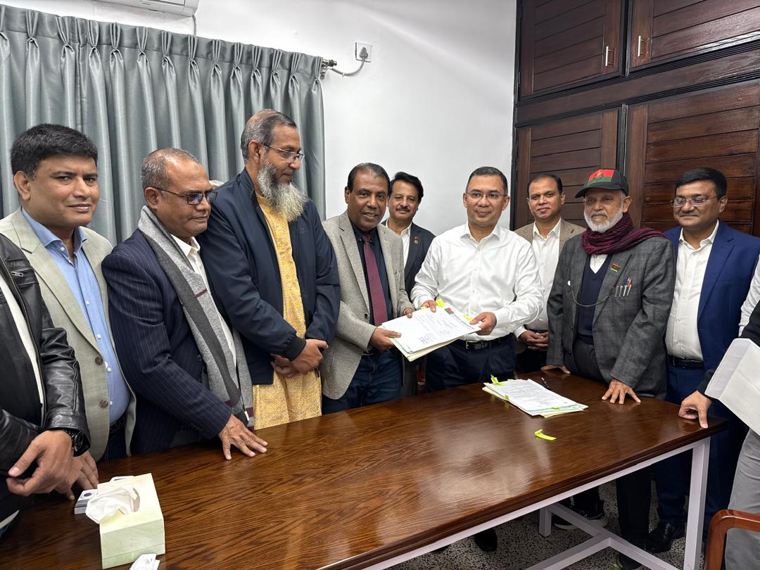 সমন্বয়কদের সাথে নিয়ে ঢাকা-১৭ এবং বগুড়া-৬ নির্বাচনী আসনে &lsquo;ধানের শীষ&rsquo;-এর প্রার্থী হিসেবে মনোনয়নপত্রে স্বাক্ষর করেছেন বিএনপির ভারপ্রাপ্ত চেয়ারম্যান তারেক রহমান।