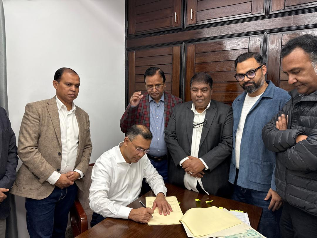 সমন্বয়কদের সাথে নিয়ে ঢাকা-১৭ এবং বগুড়া-৬ নির্বাচনী আসনে &lsquo;ধানের শীষ&rsquo;-এর প্রার্থী হিসেবে মনোনয়নপত্রে স্বাক্ষর করেছেন বিএনপির ভারপ্রাপ্ত চেয়ারম্যান তারেক রহমান।