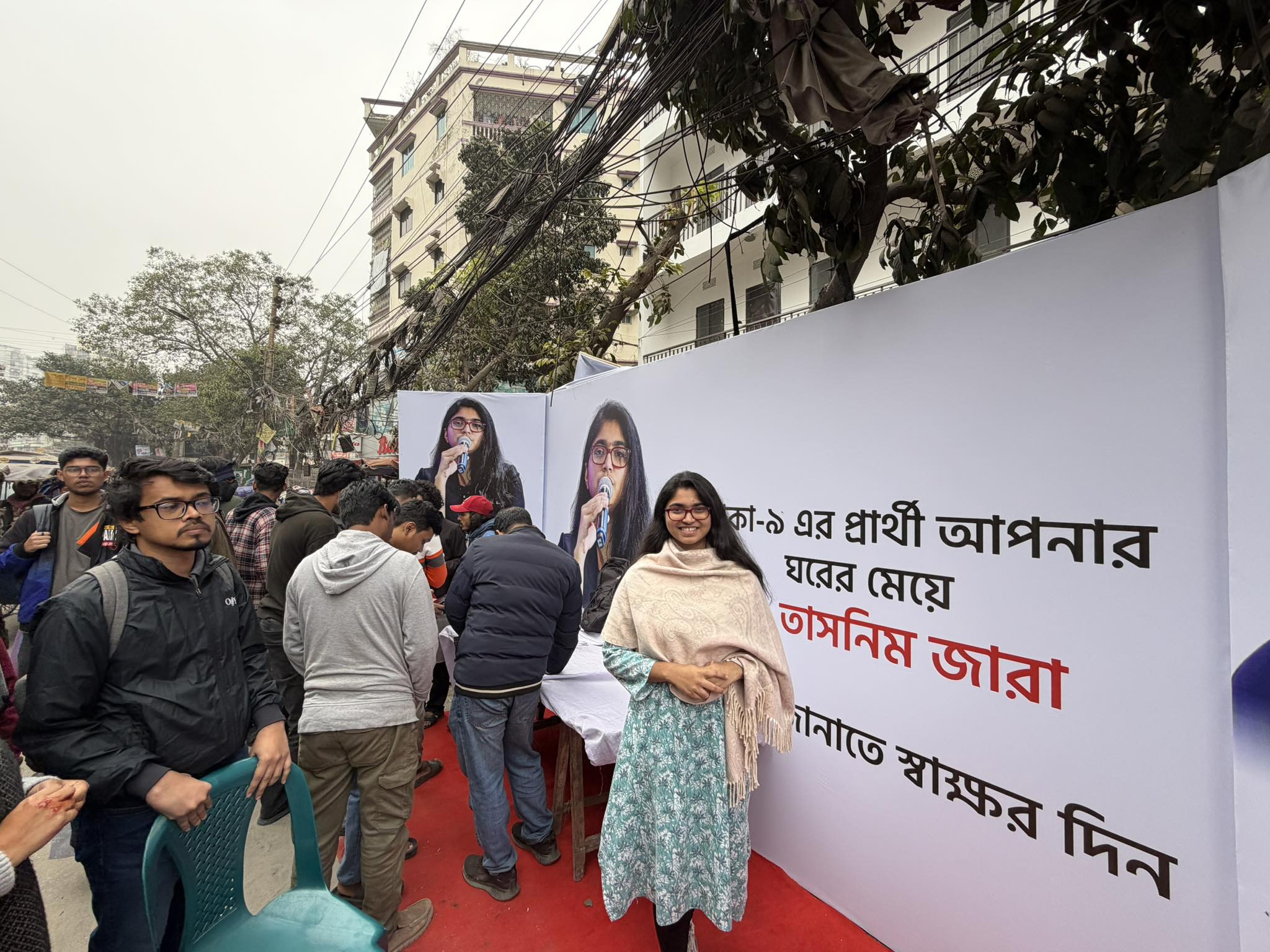স্বতন্ত্র প্রার্থী হিসেবে নির্বাচন করতে ভোটারদের স্বাক্ষর সংগ্রহ করছেন তাসনিম জারা।