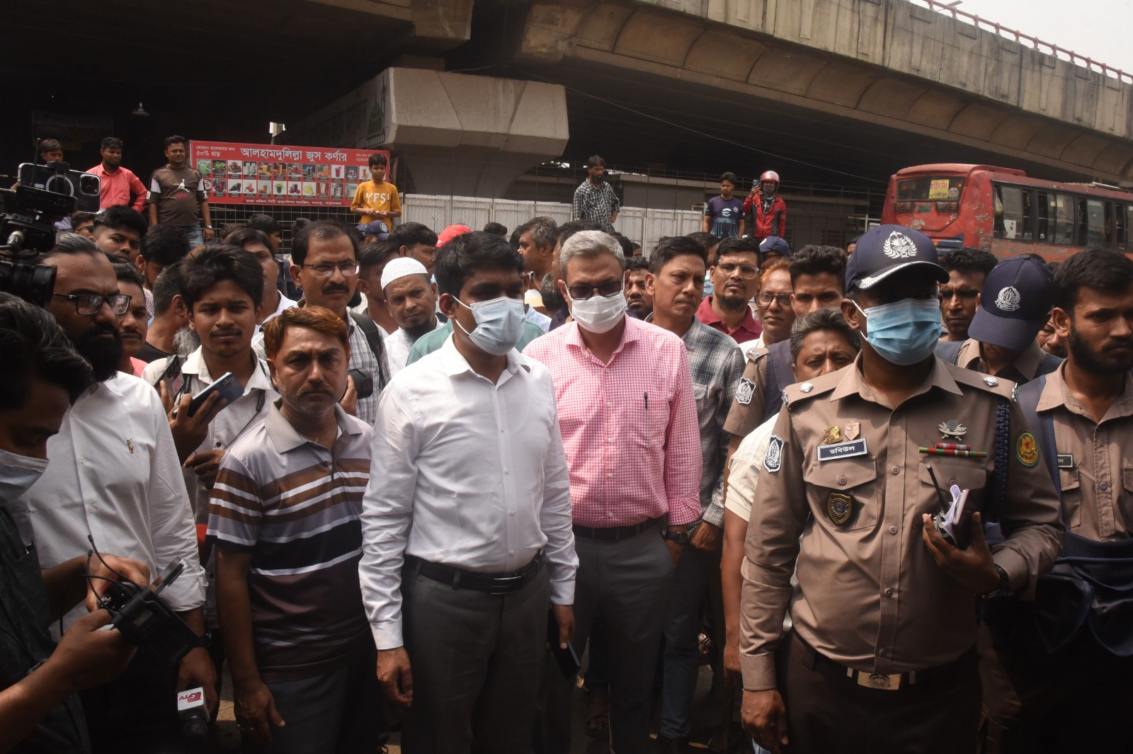 ডিএসসিসির নির্বাহী ম্যাজিস্ট্রেট মো. আমিনুল ইসলামের নেতৃত্বে সায়েদাবাদ টার্মিনালে ডিএসসিসির উচ্ছেদ অভিযান।