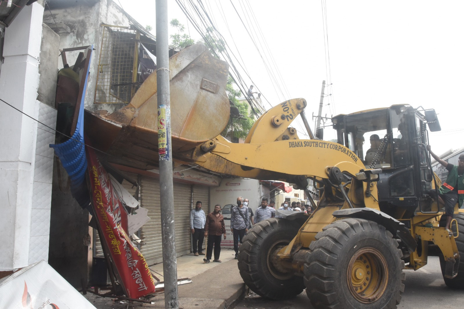 সায়েদাবাদ টার্মিনালে ডিএসসিসির উচ্ছেদ অভিযান।