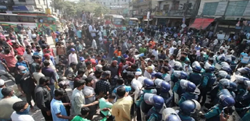 অটোরিকশা চালকদের সড়ক অবরোধ, পুলিশের সঙ্গে সংঘর্ষ