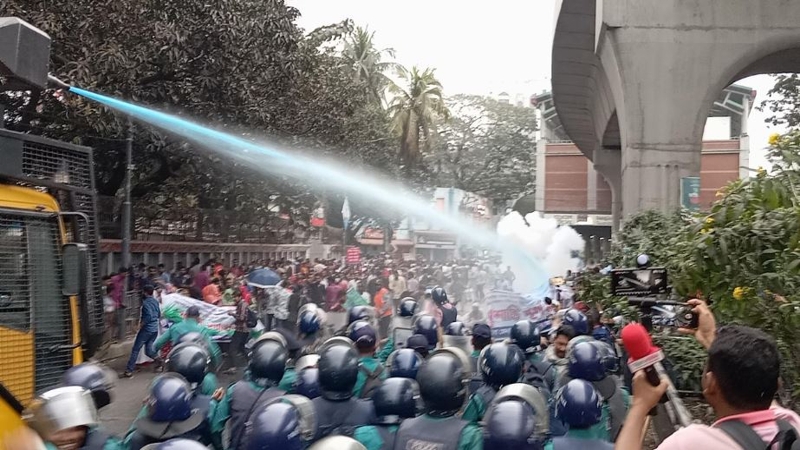 আউটসোর্সিং কর্মীদের অবরোধে জলকামান
