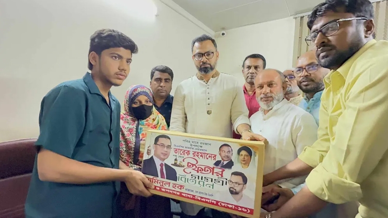 শহীদ পরিবারের মাঝে ইফতার-খাদ্য সামগ্রী দিলেন আমিনুল হক