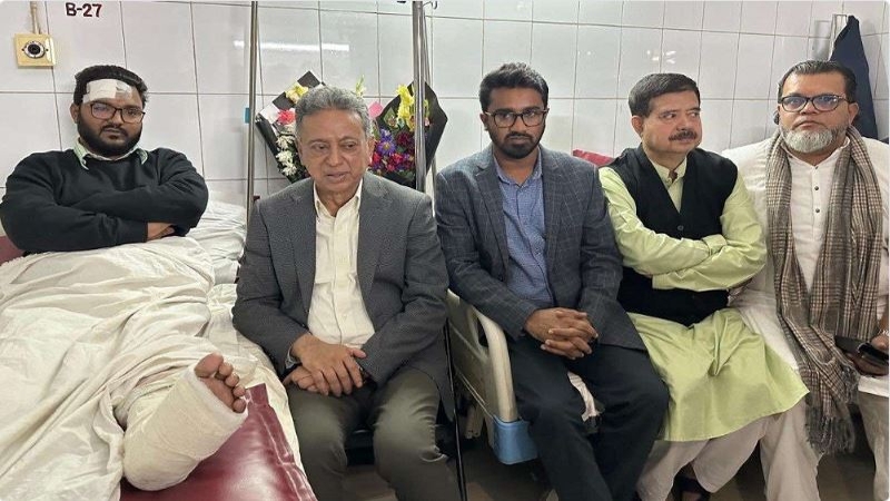 ফারুককে দেখতে হাসপাতালে আমীর খসরু