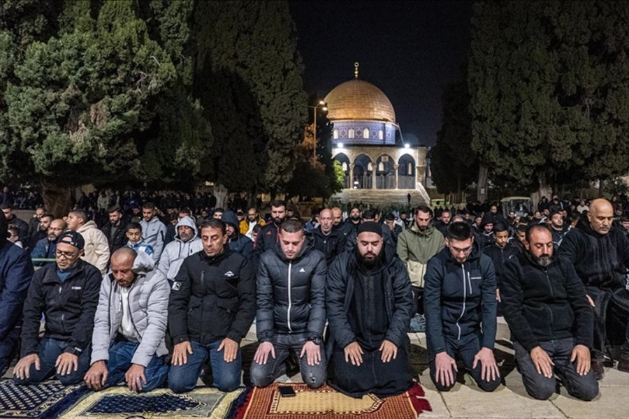 আল-আকসায় তারাবি নামাজ আদায় করলেন হাজারো ফিলিস্তিনি