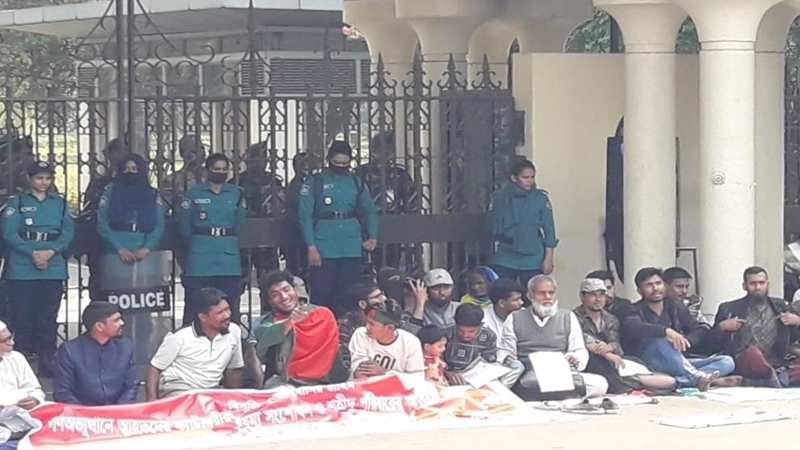 প্রধান উপদেষ্টার কার্যালয়ের গেটে অবস্থানে আহতরা