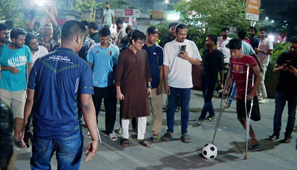 আহতদের সঙ্গে ফুটবল খেললেন : হাসনাত