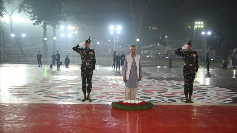 শহীদ মিনারে প্রধান উপদেষ্টার শ্রদ্ধা নিবেদন