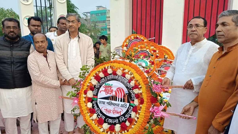 শহীদ মিনারে বিএনপি নেতা এ্যানির শ্রদ্ধা