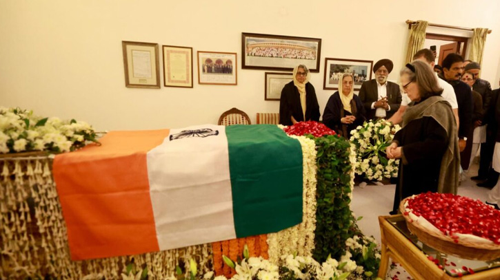 মনমোহন সিংয়ের প্রতি শ্রদ্ধা জানাতে হাজারো মানুষ জড়ো