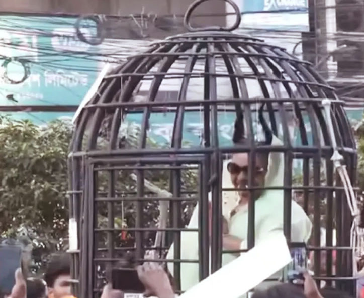 খাঁচায় বন্দি অবস্থায় প্রতীকী শেখ হাসিনাকে প্রদর্শন করেছেন