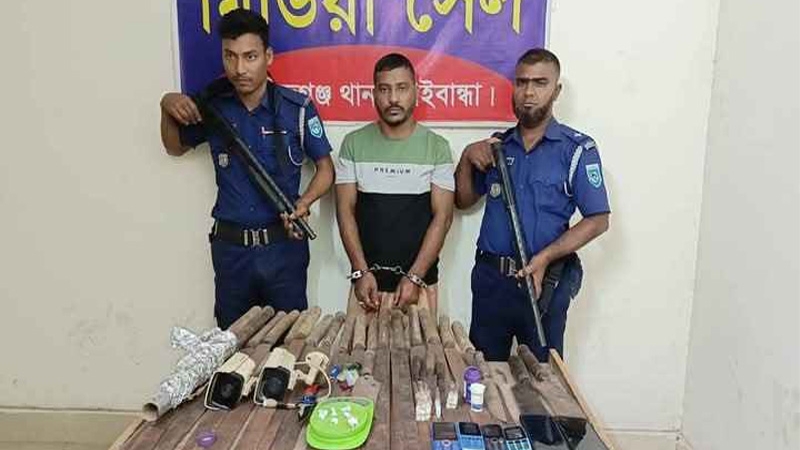 বিপুল পরিমাণ মাদকসহ দেশীয় অস্ত্র জব্দ, গ্রেপ্তার ১