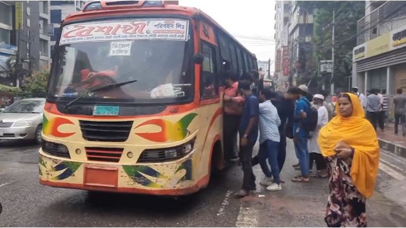 গণপরিবহন সংকট, ভোগান্তিতে যাত্রীরা