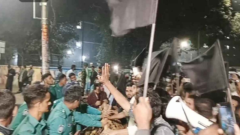 রাষ্ট্রপতির শ্রদ্ধা জানানোর সময় ‘গো ব্যাক চুপ্পু’ স্লোগান