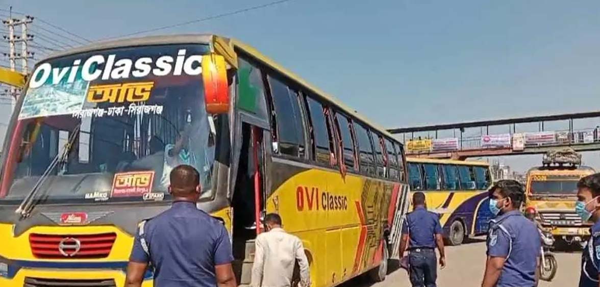 সাভার ও আশুলিয়ায় চেকপোস্ট বসিয়ে পুলিশ
