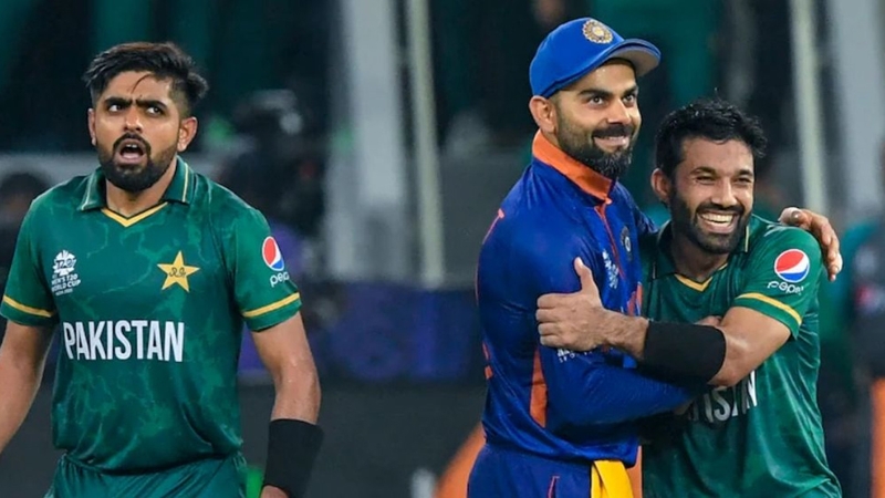 ‘কোহলিদের আলিঙ্গনে রিজওয়ানদের বারণ’