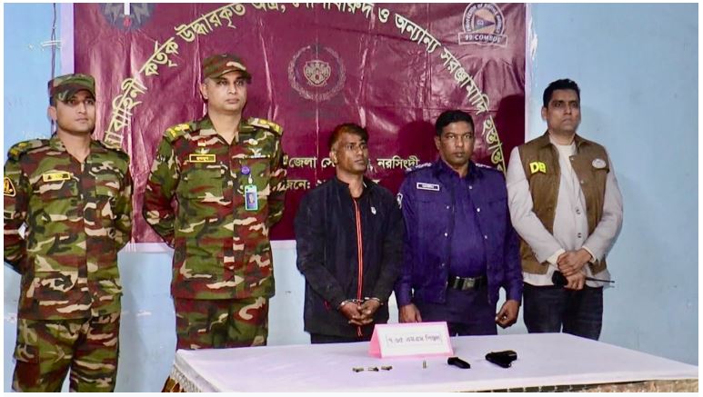 নরসিংদীতে ছাত্রদল কর্মীর হত্যা মামলার প্রধান আসামীকে অস্ত্রসহ গ্রেফতার