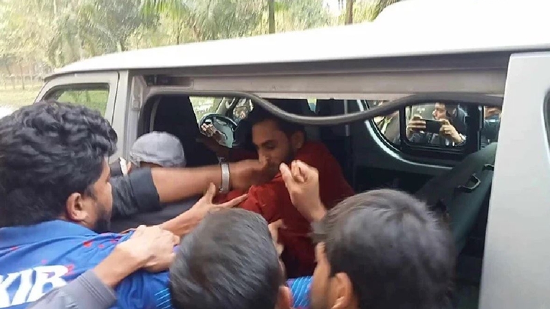 পরীক্ষা দিতে এসে আটক ছাত্রলীগ নেতা