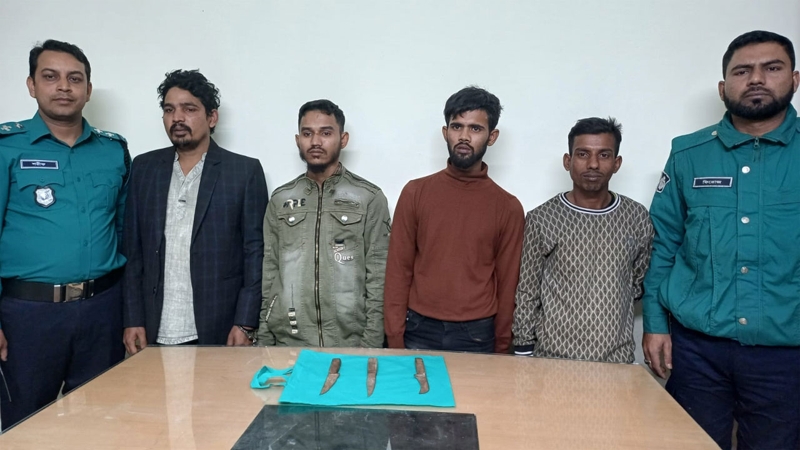 রাজধানীতে দেশীয় অস্ত্রসহ ৪ ছিনতাইকারী গ্রেপ্তার