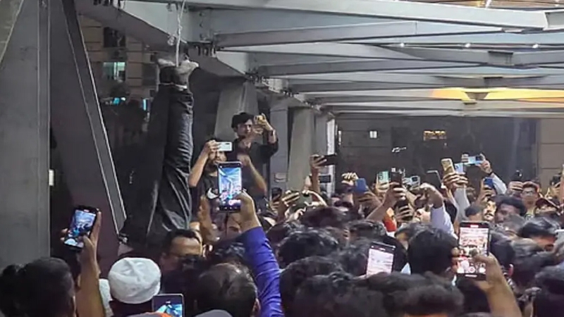 ২ জনকে ফুটওভার ব্রিজে ঝুলিয়ে রাখল জনতা