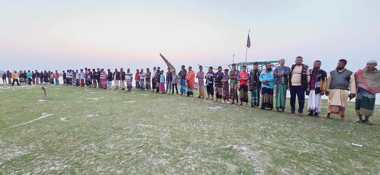 রাঙ্গাবালীতে স্থানীয় প্রশাসনের হস্তক্ষেপ চেয়ে জেলেদের মানববন্ধন