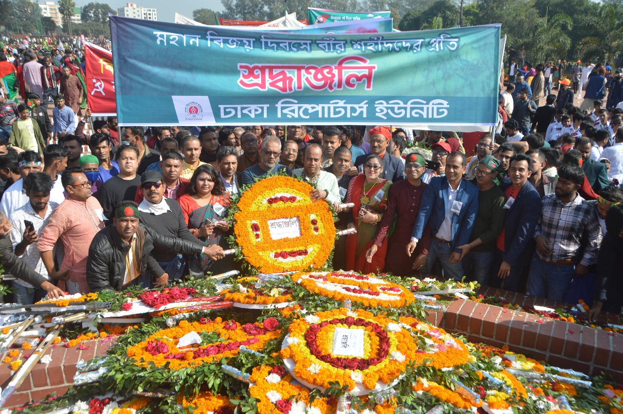 বিজয় দিবসে শহীদদের প্রতি ডিআরইউ’র শ্রদ্ধা