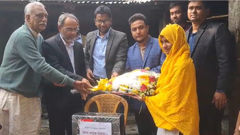 প্রার্থনার পাশে দাঁড়ালেন তারেক রহমান