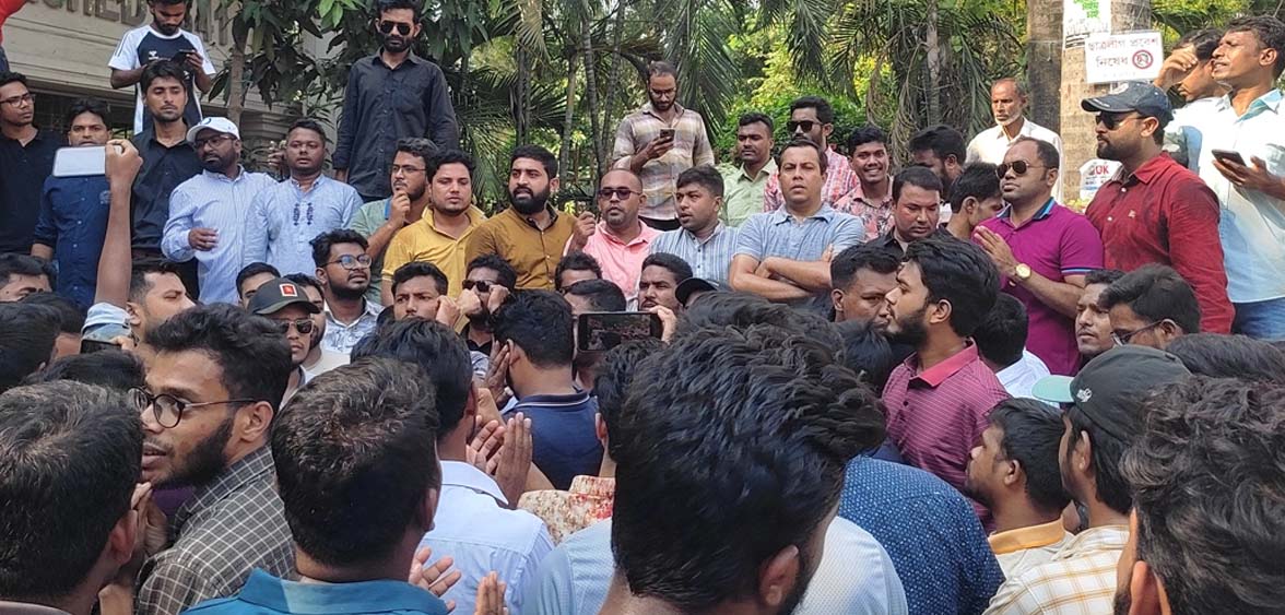 আওয়ামী লীগ ও নিষিদ্ধ সংগঠন ছাত্রলীগের বিরুদ্ধে প্রতিবাদী বিক্ষোভ মিছিল- ঢাকা কলেজ শাখা ছাত্রদলের নেতাকর্মীরা