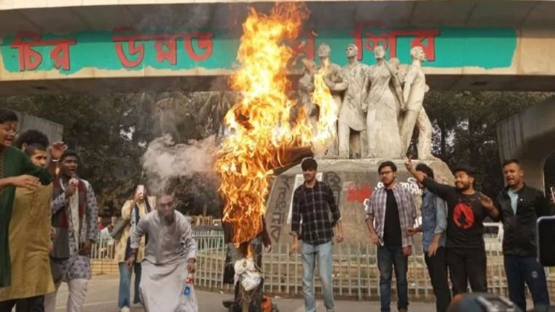 স্বরাষ্ট্র উপদেষ্টার কুশপুতুল পুড়িয়ে পদত্যাগ দাবি