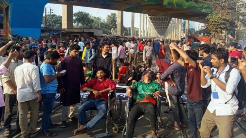 তিতুমীরের শিক্ষার্থীদের রেলপথ অবরোধ