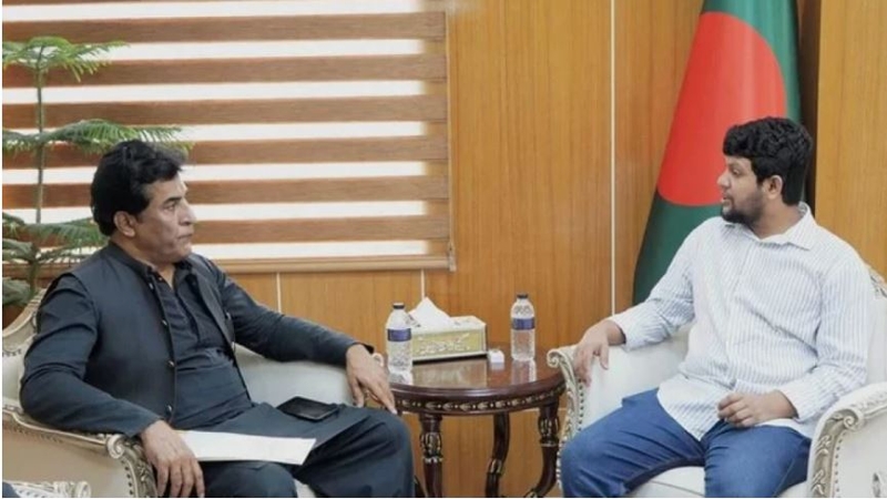 তথ্য উপদেষ্টার সঙ্গে পাকিস্তানের হাইকমিশনারের সাক্ষাৎ