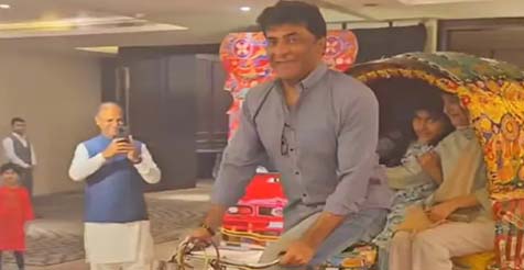 পরিবারকে নিয়ে রিকশা চালালেন পাকিস্তানের হাইকমিশনার
