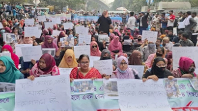 শাহবাগে প্রাথমিকের নিয়োগ বাতিল হওয়া প্রার্থীদের অবস্থান