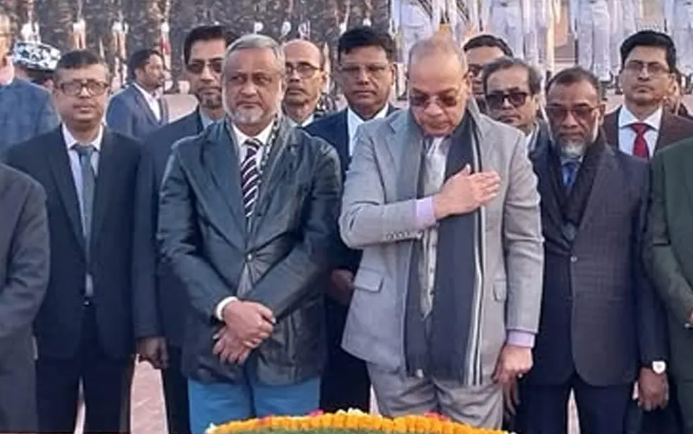 জাতীয় স্মৃতিসৌধে প্রধান বিচারপতির শ্রদ্ধা