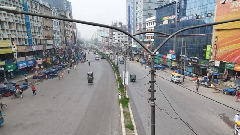 রাজধানীর সড়কগুলো আজ অনেকটাই ফাঁকা
