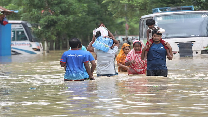 ফেনীতে রেকর্ড পরিমাণ বৃষ্টিপাত, দুর্ভোগে নিম্ন আয়ের মানুষ