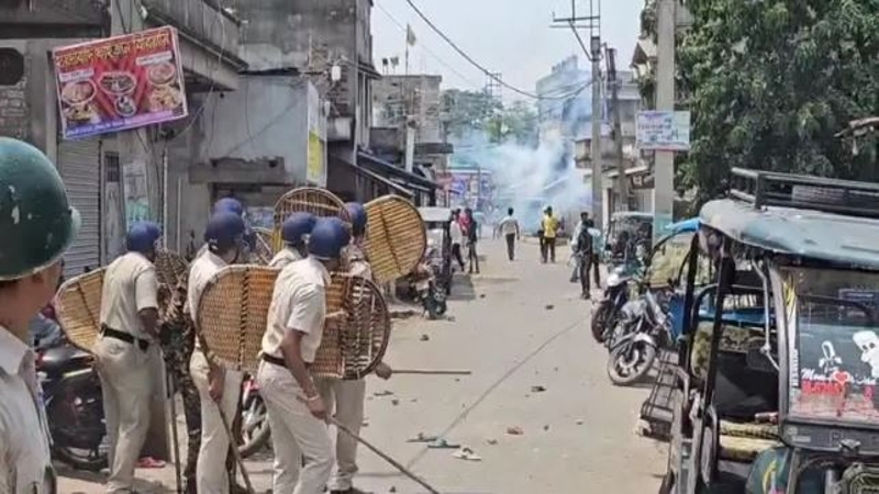 পশ্চিমবঙ্গে বিক্ষোভে সহিংসতা, বন্ধ ইন্টারনেট
