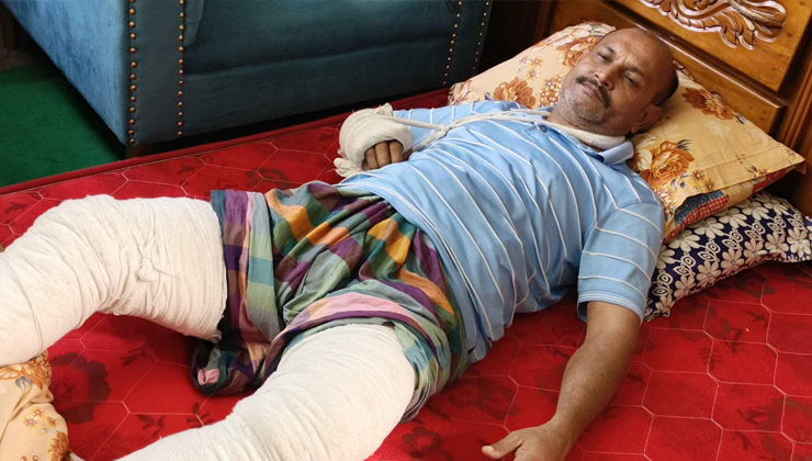 ব্যান্ডেজ নিয়ে কাতরাচ্ছেন যুবদল নেতা, ভয়-আতঙ্কে দিন পার