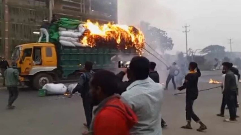 শতাধিক যানবাহন ভাঙচুর করলেন বেক্সিমকোর শ্রমিকরা