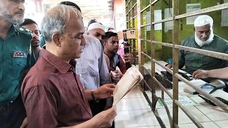 গাবতলী বাস টার্মিনালে ঈদযাত্রা পরিদর্শন: স্বরাষ্ট্র উপদেষ্টা