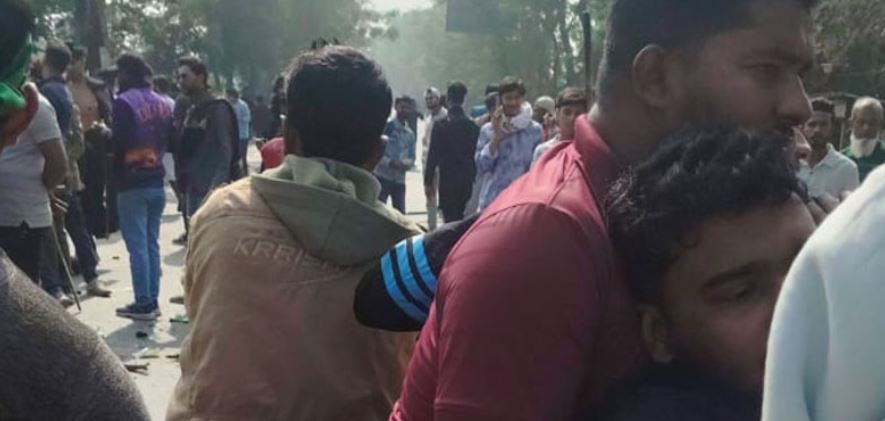 গোপালগঞ্জের প্রবেশ মুখে ঢাকাগামী বাসে আওয়ামী সন্ত্রাসীদের হামলা