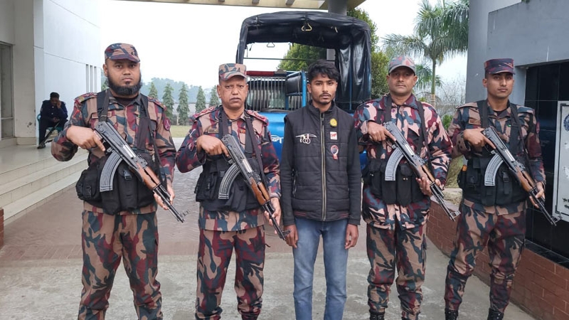 অবৈধভাবে অনুপ্রবেশের দায়ে ভারতীয় নাগরিককে গ্রেপ্তার