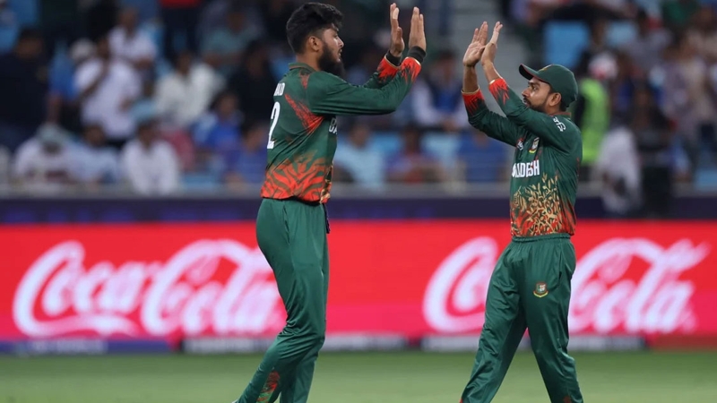 অক্ষরকে ফিরিয়ে লড়াইয়ে ফিরল বাংলাদেশ