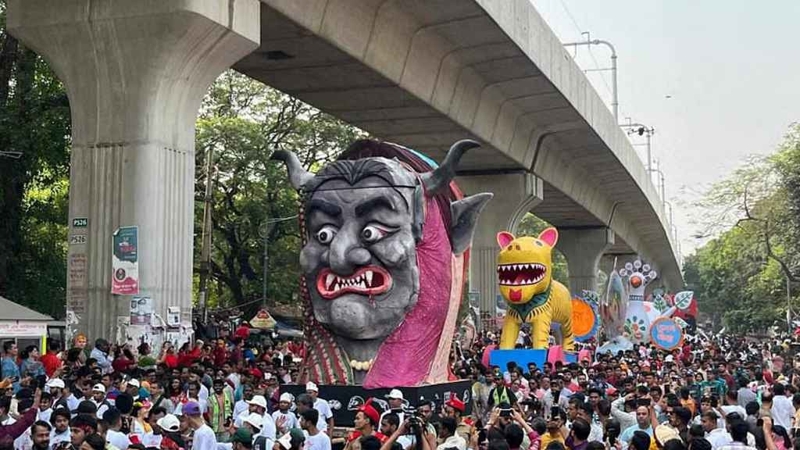 আগ্রহের কেন্দ্রবিন্দুতে ফ্যাসিবাদের মুখাকৃতি, মুগ্ধর পানির বোতল