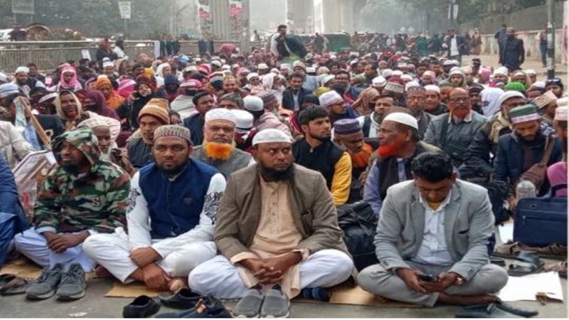 শাহবাগে ইবতেদায়ি শিক্ষকদের অবস্থান