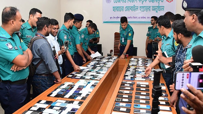 মোবাইল ফোন উদ্ধার করে প্রকৃত মালিকদের বুঝিয়ে দিলো ডিএমপি